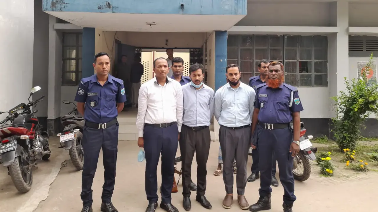 জনতা ব্যাংকের বেলকুচির তামাই শাখা ব্যবস্থাপকসহ গ্রেপ্তার তিনজন। ছবি : কালবেলা