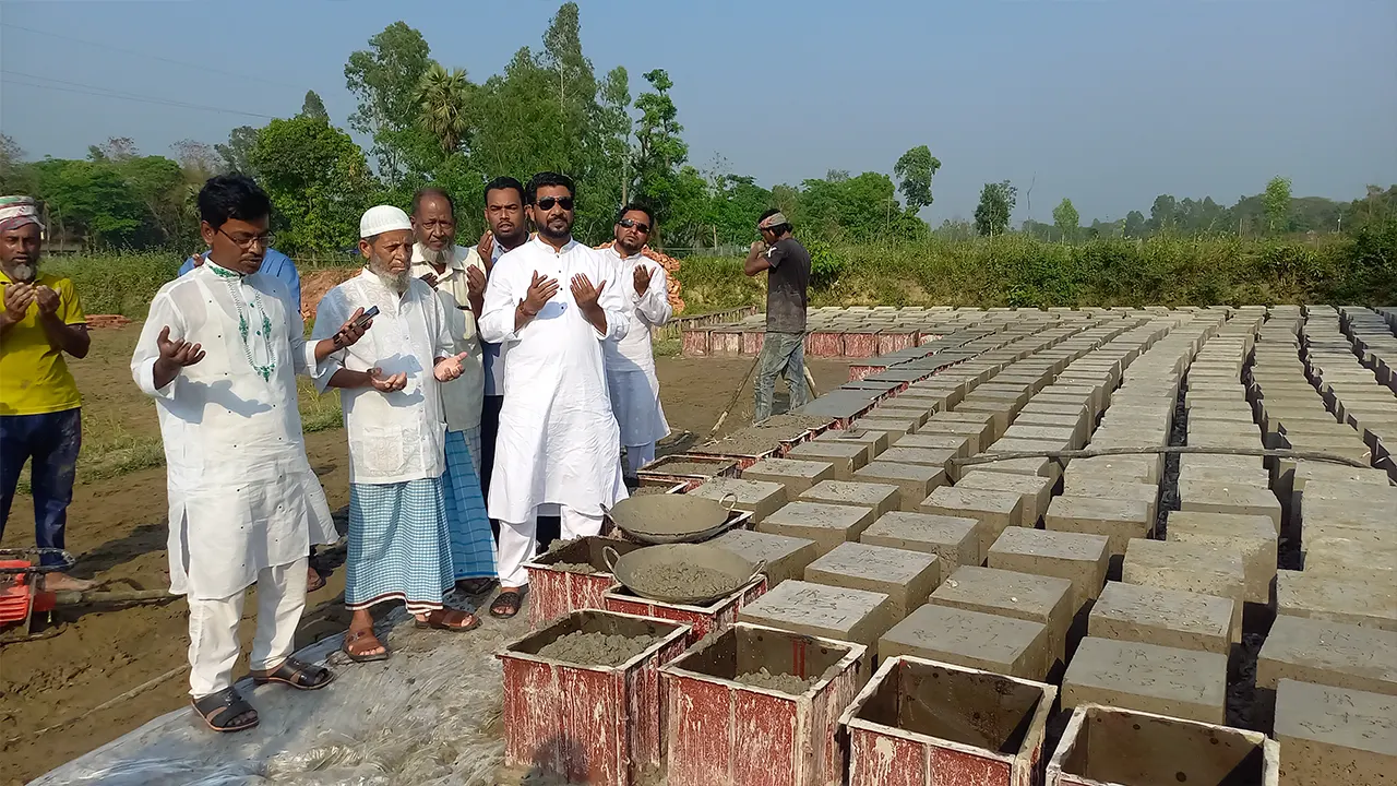 বেতাগীতে নদী ভাঙন প্রতিরোধে ব্লক স্থাপন কার্যক্রমের উদ্বোধন। ছবি : কালবেলা
