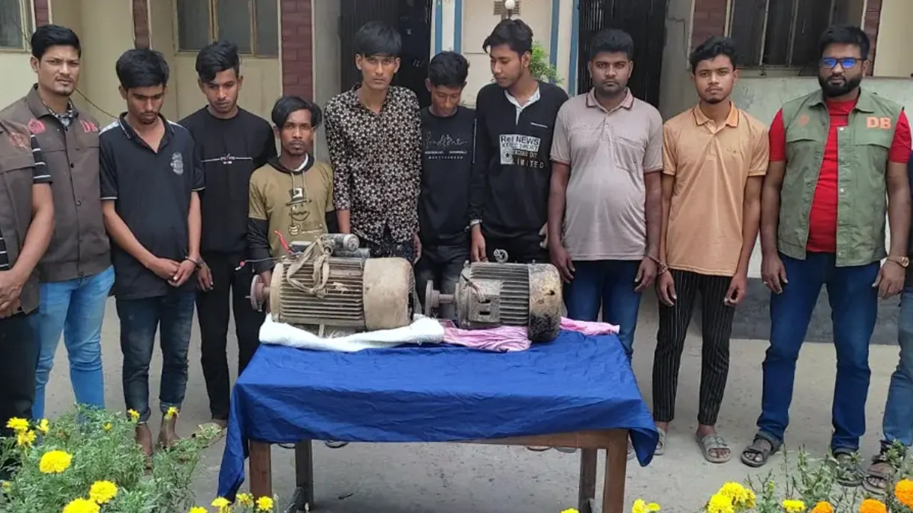 চুরি করে পালানোর সময় ডিবির হাতে গ্রেপ্তার চোরচক্রের আটজন। ছবি : কালবেলা