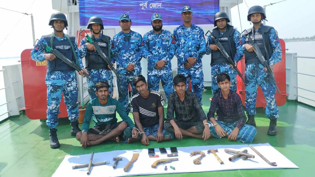 আটককৃত ডাকাতদল। ছবি : কালবেলা