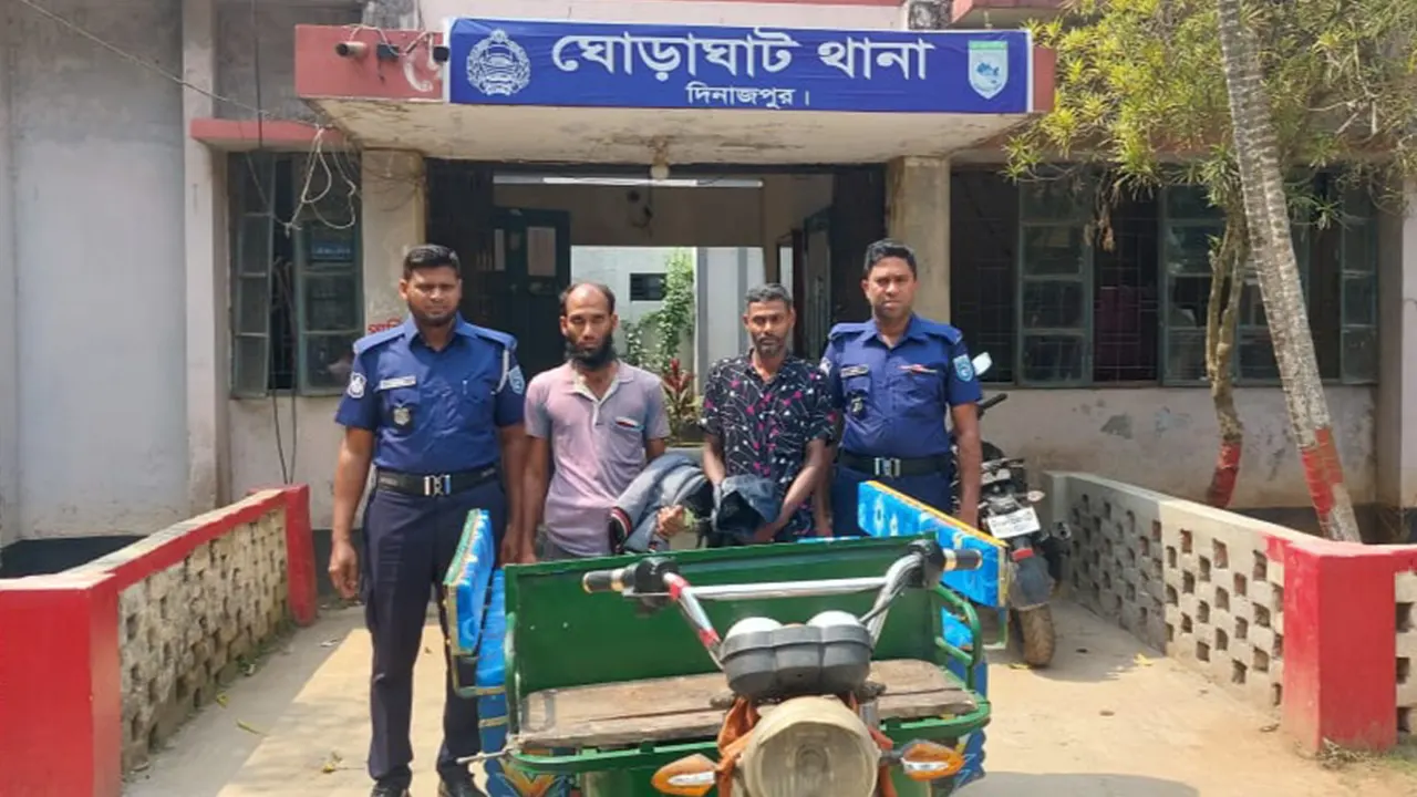 চুরি হওয়া ব্যাটারিচালিত অটো এবং চক্রের দুই সদস্য। ছবি : কালবেলা