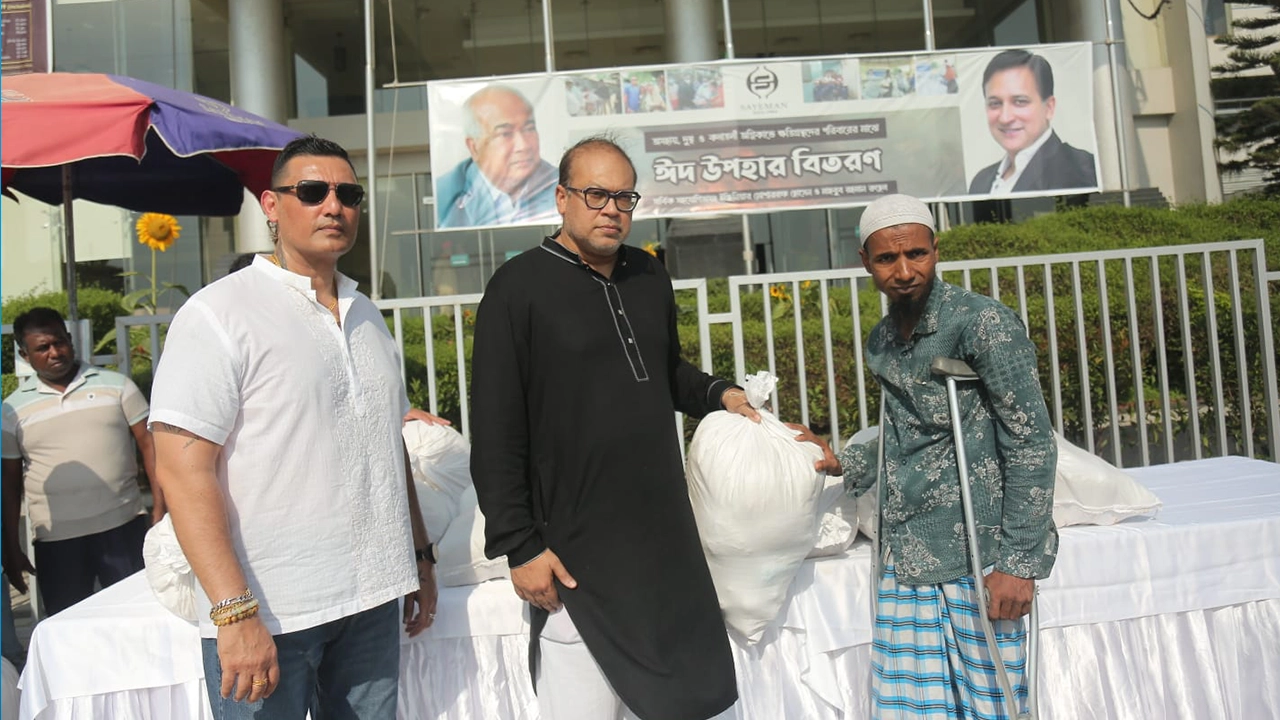 কক্সবাজারে হকার, পথশিশুসহ ২৫০টি হতদরিদ্র পরিবারের মাঝে ঈদ সামগ্রী বিতরণ করেছে হোটেল ‘সায়মন বিচ’ রিসোর্ট। ছবি : কালবেলা