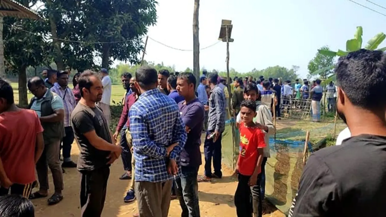 বিদ্যুৎস্পর্শে একই পরিবারের ৫ সদস্যের মৃত্যুর খবরে এলাকাবাসি দেখতে ছুটে আসে। ছবি : কালবেলা