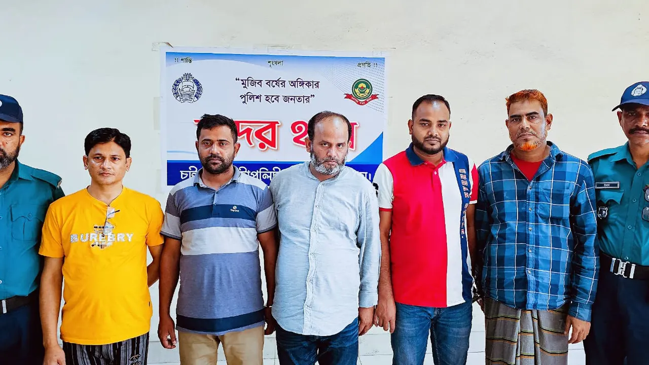 চক্রের মূলহোতাসহ গ্রেপ্তার পাঁচজন। ছবি : কালবেলা