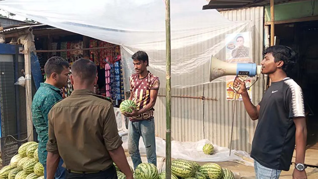রাজবাড়ীর গোয়ালন্দে মাইকিং করে বিক্রি হচ্ছে তরমুজ। ছবি : কালবেলা