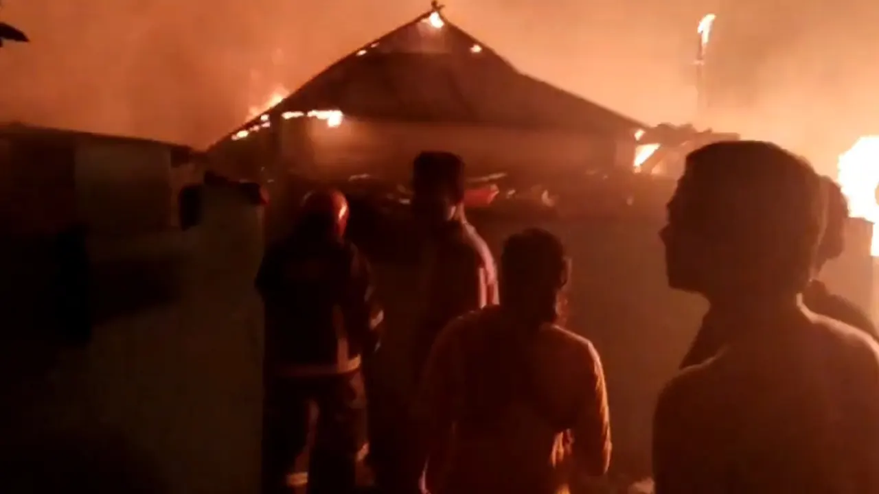 ঝুট গোডাউনে আগুনের সূত্রপাতে পাশের কলোনির ৪৬টি ঘর পুড়ে যায়। ছবি : কালবেলা