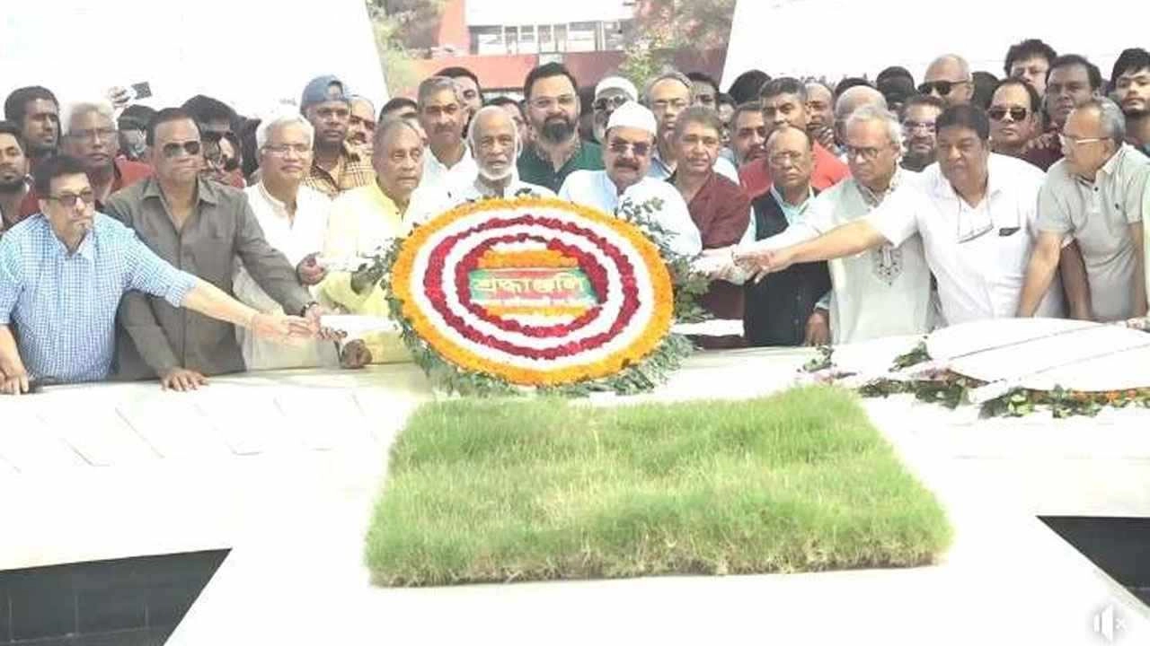 জিয়াউর রহমানের সমাধিতে ফুল দিয়ে এ শ্রদ্ধা জানিয়েছে বিএনপি ও অঙ্গসংগঠনের নেতাকর্মীরা। ছবি : কালবেলা