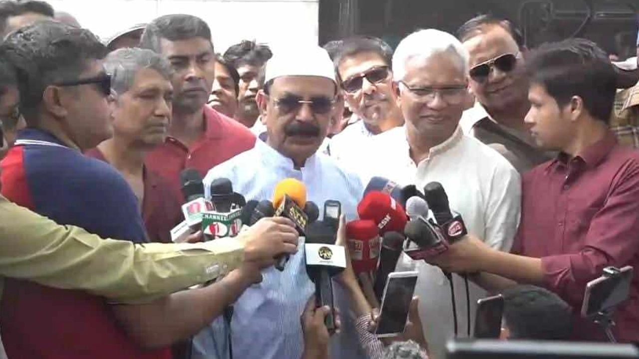 জিয়াউর রহমানের কবরে ফুল দিয়ে শ্রদ্ধা নিবেদনের পর সাংবাদিকদের সঙ্গে কথা বলেন গয়েশ্বর চন্দ্র রায়। ছবি : কালবেলা