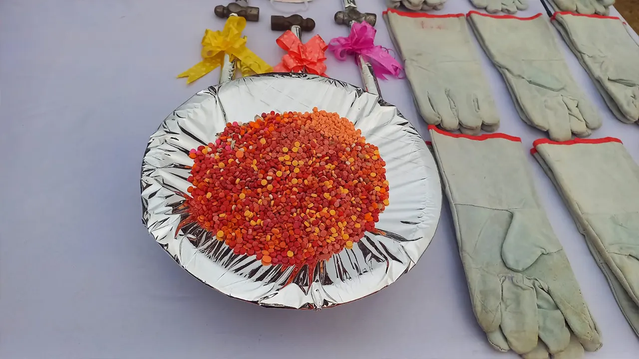 বিরামপুরে আটক হওয়া মাদকদ্রব্য। ছবি : কালবেলা