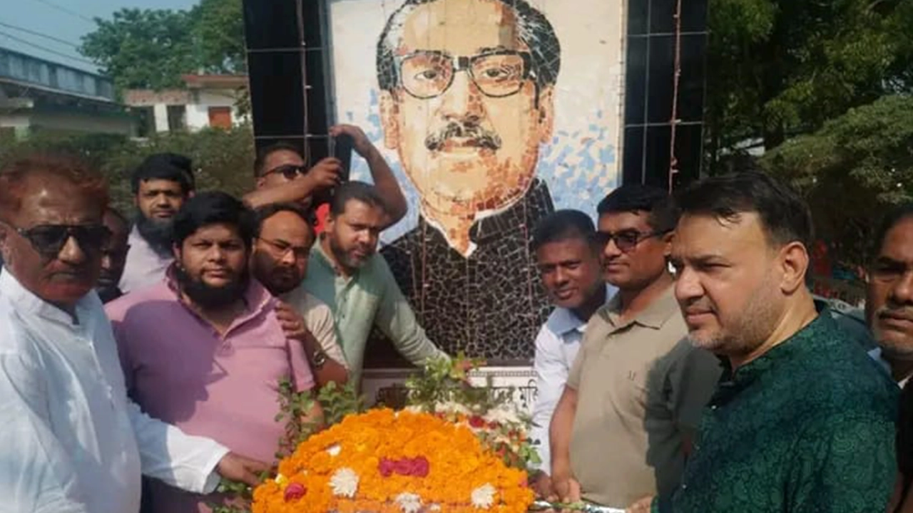 মহান স্বাধীনতা দিবস উপলক্ষে বঙ্গবন্ধুর ম্যুরালে পুষ্পস্তবক অর্পণ করেন নজরুল ইসলাম দুলাল। ছবি : কালবেলা