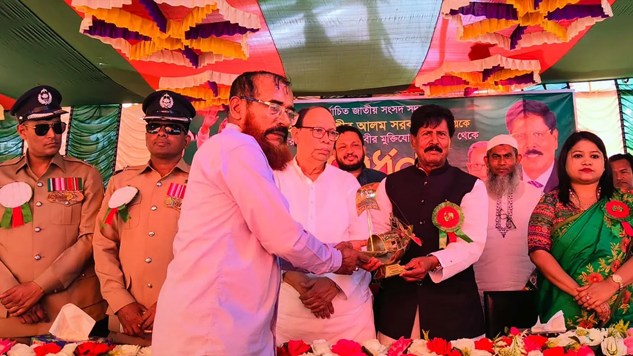 সংসদ সদস্যকে সংবর্ধনা প্রদান করছেন মুক্তিযোদ্ধা সংসদ। ছবি : কালবেলা