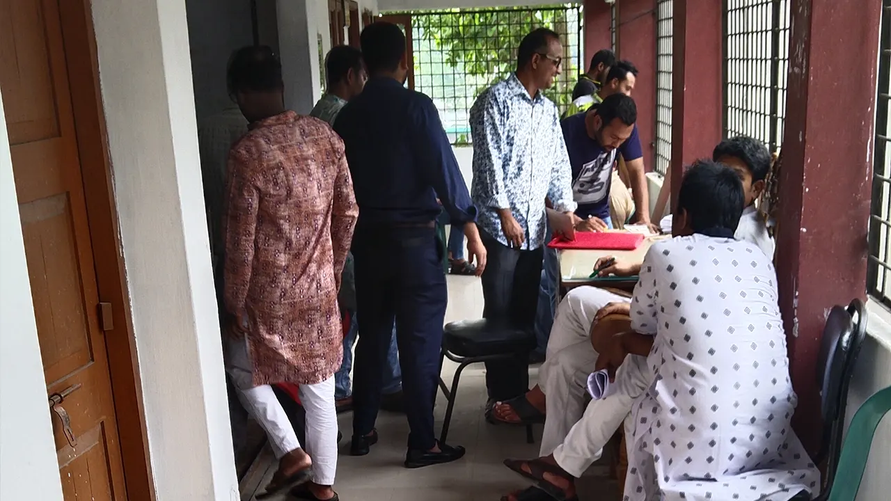 উপজেলা প্রাথমিক শিক্ষা অফিসের সামনে আ.লীগ নেতাকর্মীরা। ছবি : কালবেলা