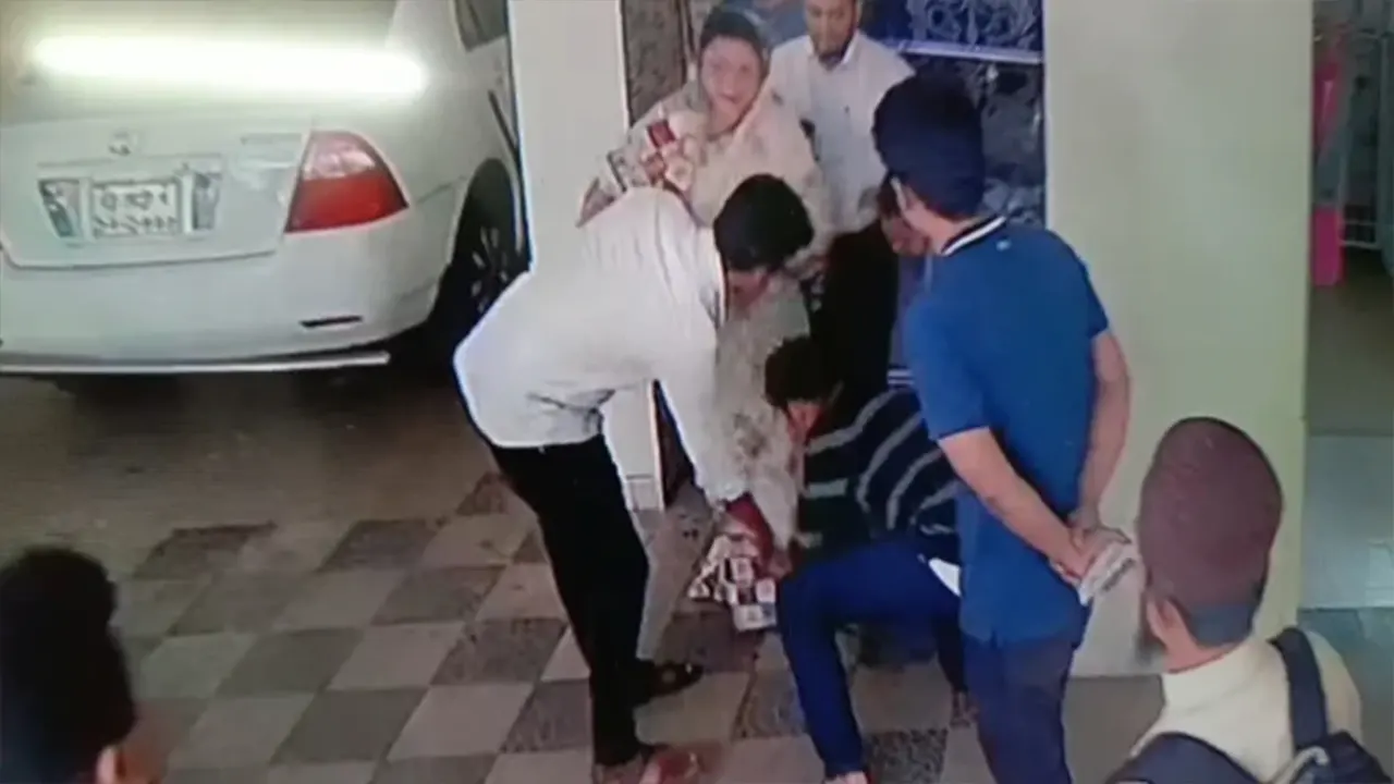 উপাচার্যের বাসভবনের নিচে পায়ে লুটিয়ে পড়া ছাত্রলীগ নেতা। ছবি : সিসিটিভি ফুটেজ থেকে