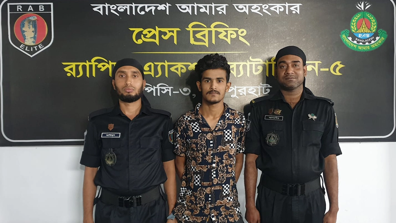 নওগাঁয় স্কুলছাত্রীকে অপহরণের ঘটনায় আটক নান্নু হোসেন। ছবি : কালবেলা