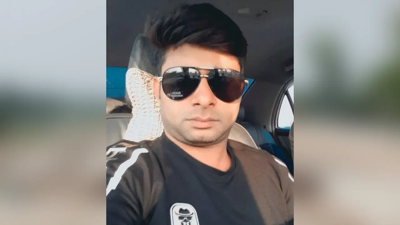 বহিষ্কৃত কৃষক লীগ নেতা ফারুক আহম্মেদকে আদালতের মাধ্যমে কারাগারে পাঠিয়েছে পুলিশ। ছবি : কালবেলা