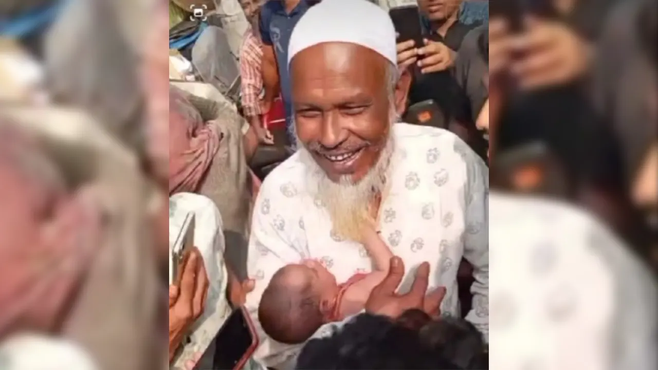 ট্রাক টার্মিনাল এলাকার বৃদ্ধ মেকানিক ইসমাইল হোসেনের কোলে বাচ্চাটি। ছবি : কালবেলা