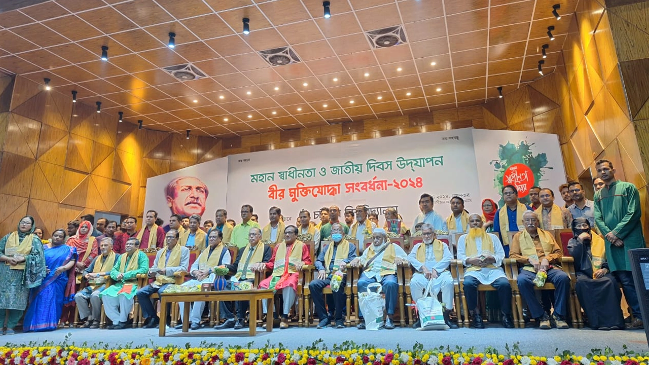 চট্টগ্রাম বিশ্ববিদ্যালয়ের পক্ষ থেকে মুক্তিযোদ্ধাদের সংবর্ধনা প্রদান। ছবি : কালবেলা