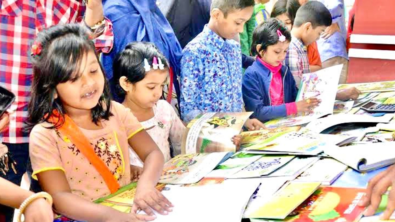 বইমেলাজুড়ে এবার ছিল শিশু-কিশোরদের দাপট। ছবি : কালবেলা