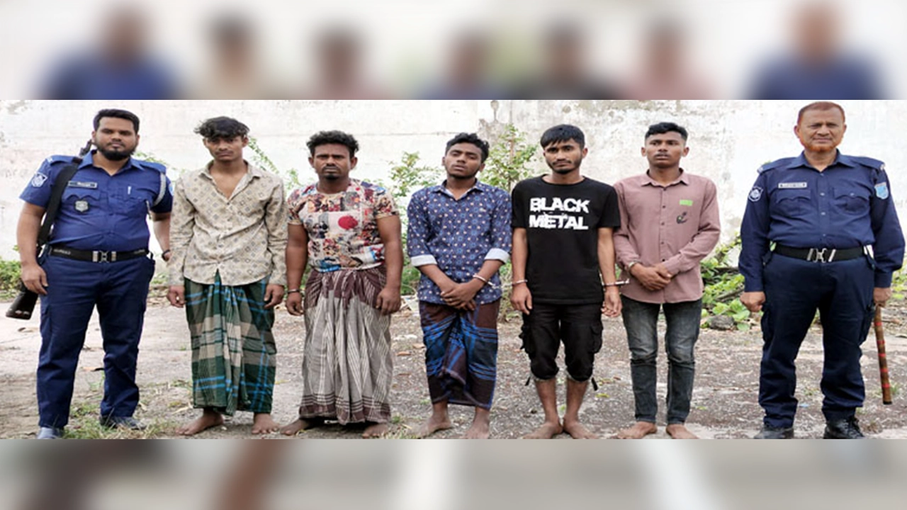 গ্রেপ্তার হওয়া পাঁচজন। ছবি : কালবেলা