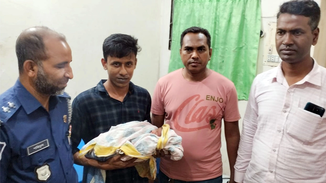 নবজাতক কোলে উদ্ধারকারীরা। ছবি : কালবেলা