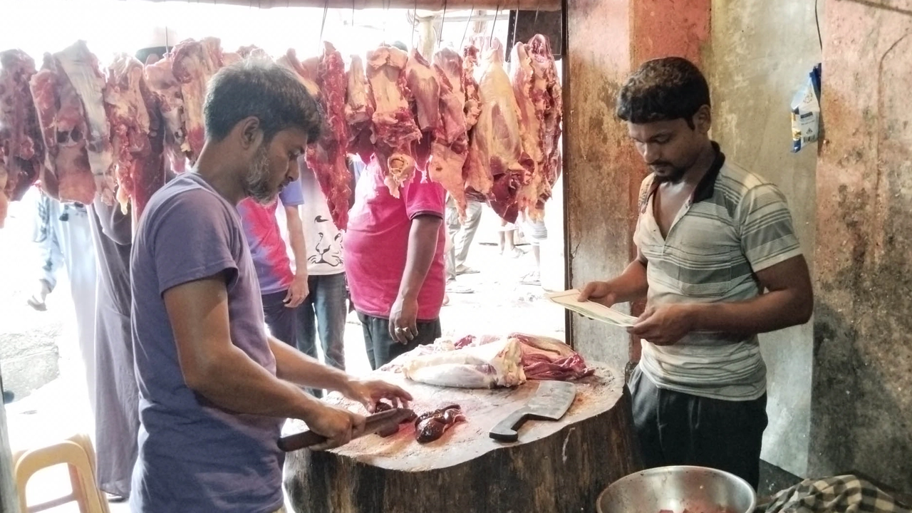 নওগাঁর পৌর বাজারের গরুর মাংসের দোকান। ছবি : কালবেলা