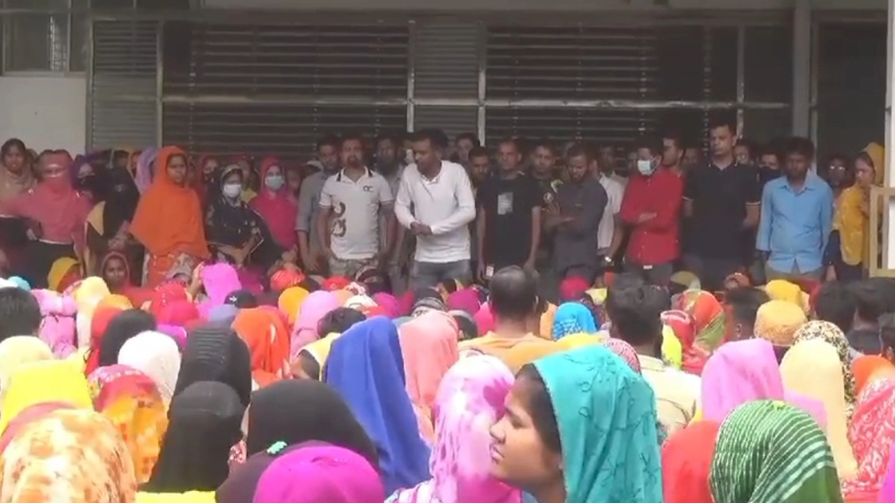 গাজীপুরে পোশাক কারখানায় কর্মবিরতি করে বিক্ষোভ করছে শ্রমিকরা। ছবি : কালবেলা