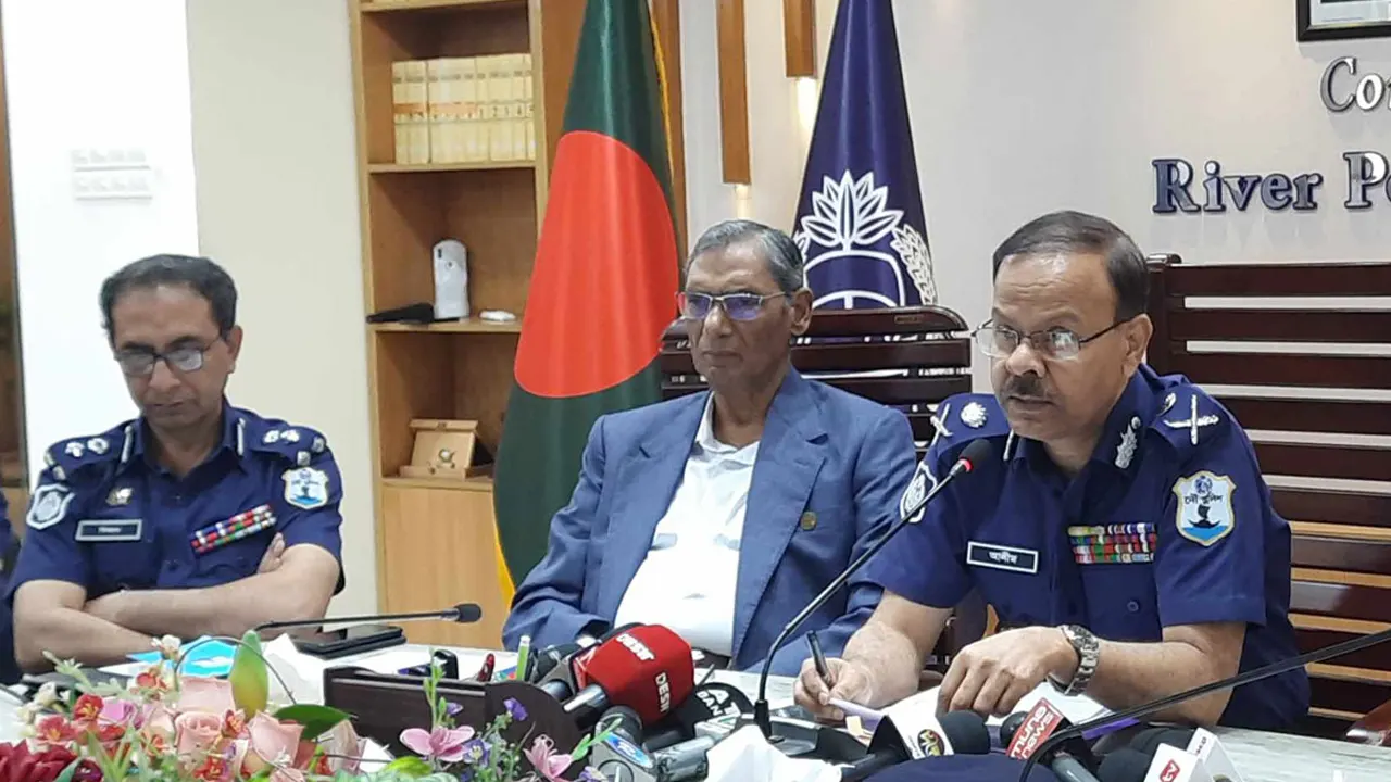 পুলিশ প্লাজায় ঈদুল ফিতর উপলক্ষে নৌপথের আইনশৃঙ্খলা ও ট্রাফিক ব্যবস্থাপনা সম্পর্কে মতবিনিময় সভায় কথা বলেন মোহা. আবদুল আলীম মাহমুদ। ছবি : সংগৃহীত