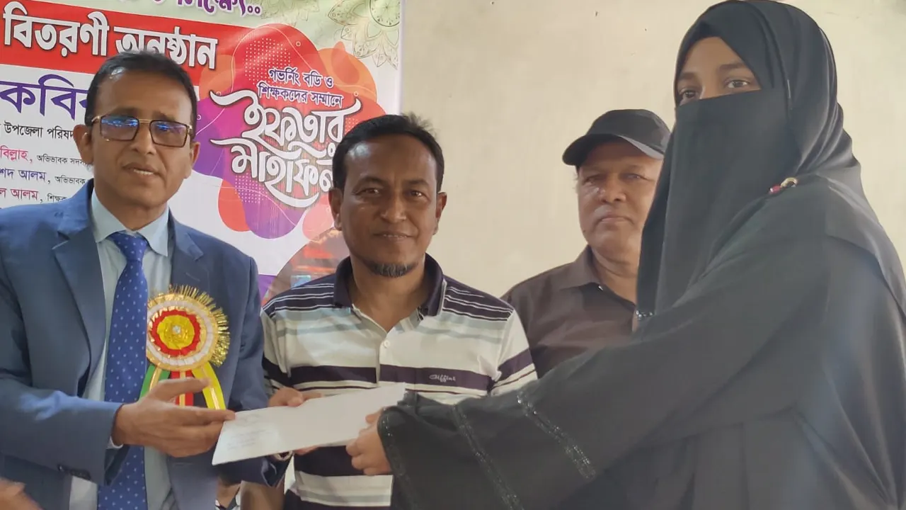 মাহবুবা মেহেনাজের হাতে শিক্ষাবৃত্তি তুলে দেন এক্টিভ ফাউন্ডেশনের প্রতিষ্ঠাতা ও চাটখিল উপজেলা পরিষদের চেয়ারম্যান জাহাঙ্গীর কবির। ছবি : কালবেলা