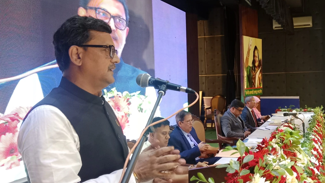 ‘জাতির পিতা বঙ্গবন্ধু শেখ মুজিবুর রহমানের ঐতিহাসিক নেতৃত্ব এবং দেশের উন্নয়ন’ শীর্ষক আলোচনা সভায় বক্তব্য রাখেন নৌপরিবহন প্রতিমন্ত্রী খালিদ মাহমুদ চৌধুরী। ছবি : কালবেলা