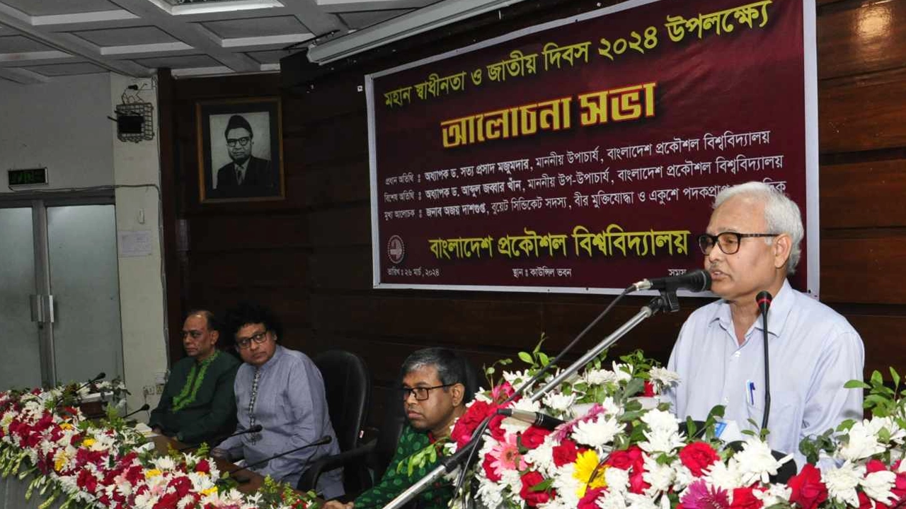স্বাধীনতা দিবস উপলক্ষে বুয়েটে আলোচনা সভায় বক্তব্য রাখেন উপাচার্য অধ্যাপক ড. সত্য প্রসাদ মজুমদার। ছবি : কালবেলা