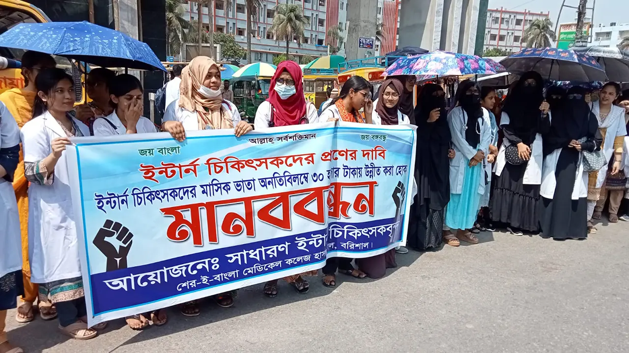 ইন্টার্ন চিকিৎসকরা বেতন-ভাতা বৃদ্ধিসহ ৪ দফা দাবিতে কর্মবিরতিতে। ছবি : কালবেলা