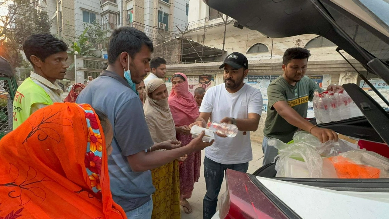 ইফতার বিতরণ করছেন ছাত্রলীগ নেতা মাসুদ রানা মজুমদার। ছবি : কালবেলা