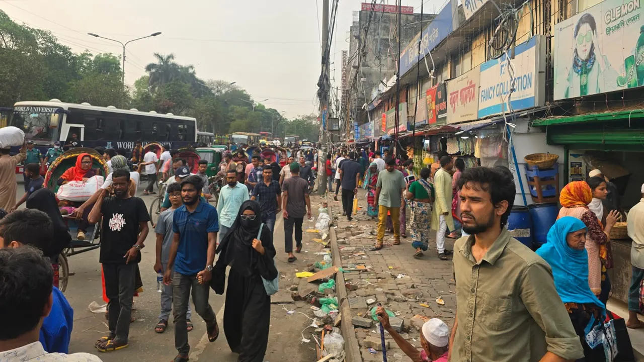 বুধবার রাজধানীর নিউমার্কেট এলাকায় অভিযান চালিয়ে ফুটপাত ও সড়কে অবৈধ দোকানগুলো উচ্ছেদ করে পুলিশ। ছবি : কালবেলা