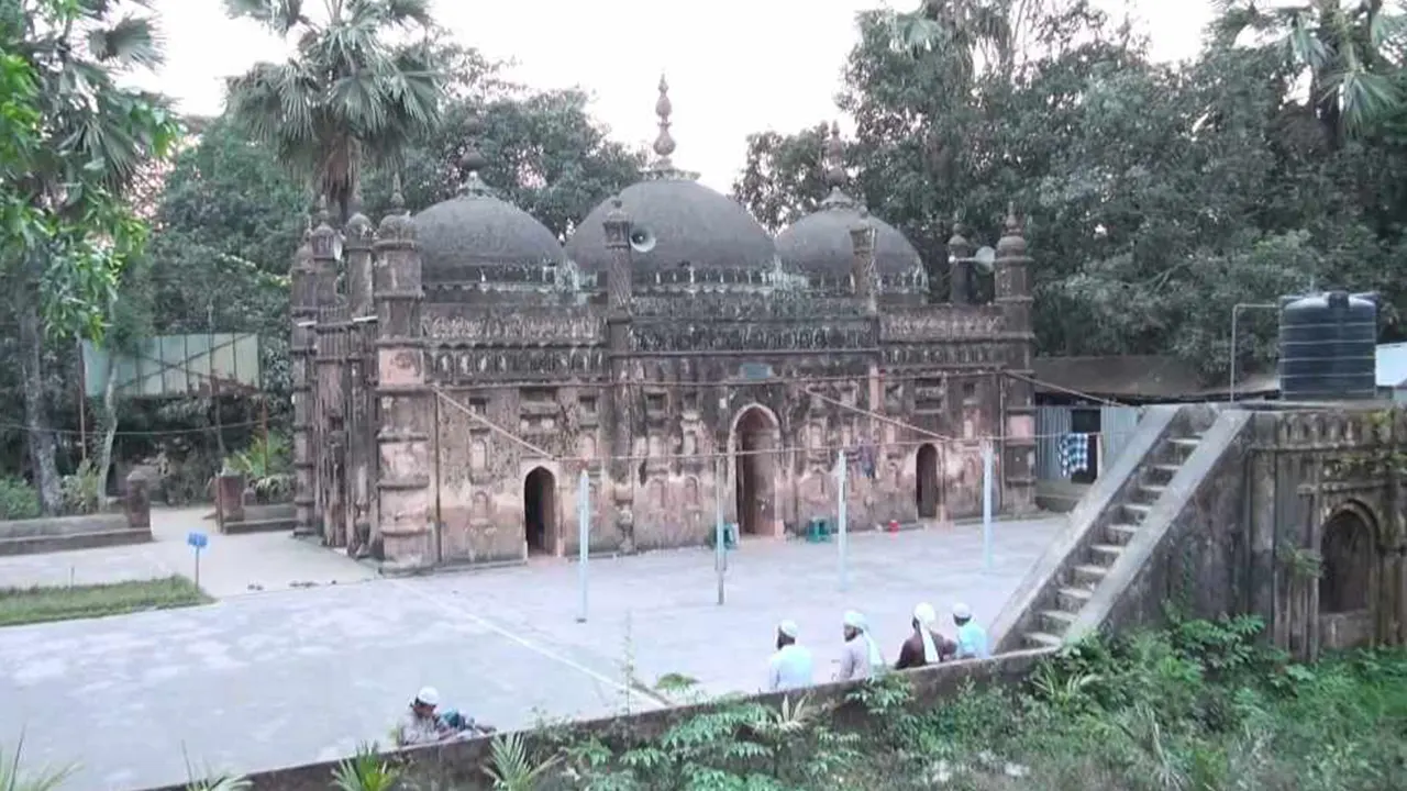 ফেনীর ছাগলনাইয়ার মাটিয়া গোধা গ্রামের চাঁদগাজী ভূঞা জামে মসজিদ। ছবি : কালবেলা