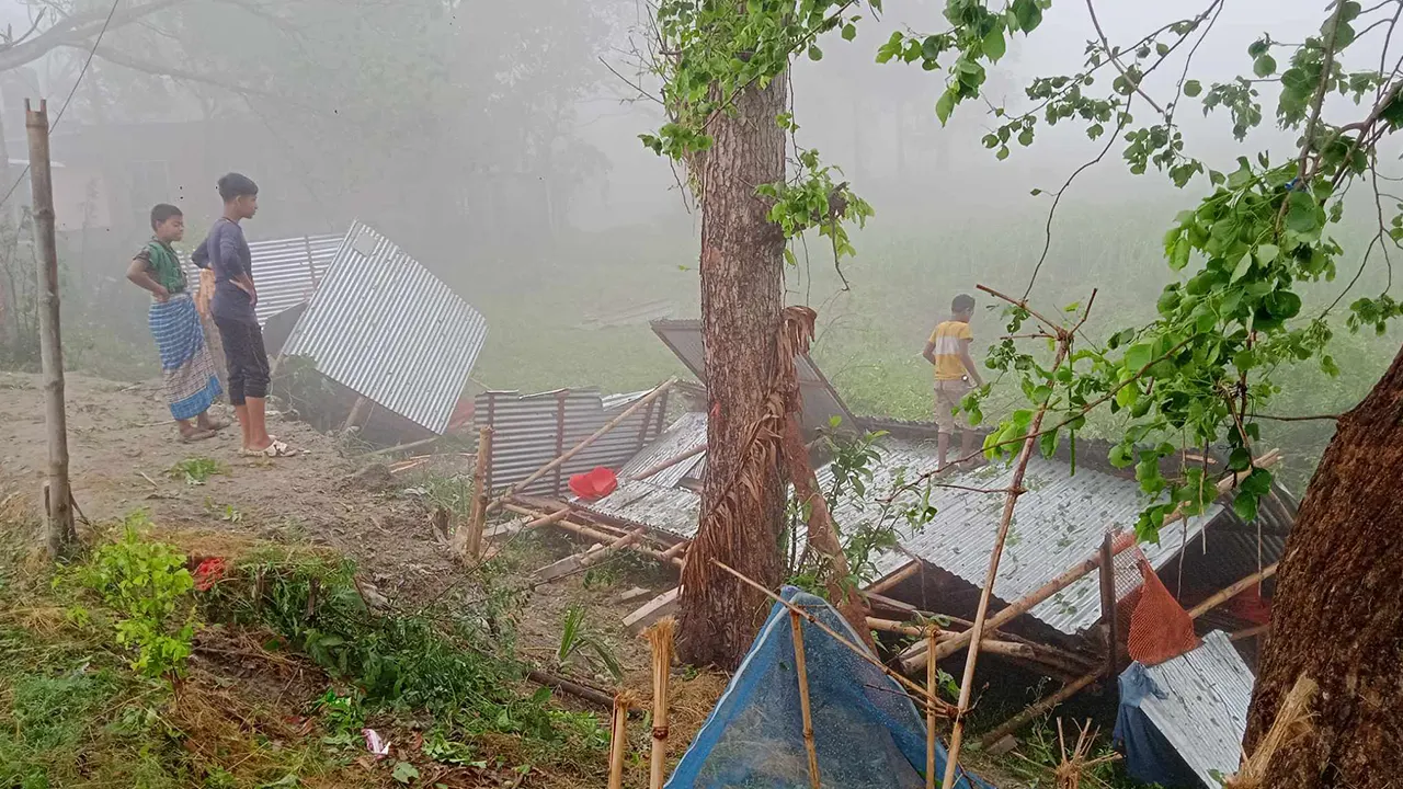 ঘূর্ণিঝড়ে লন্ডভন্ড এলাকা। ছবি : কালবেলা