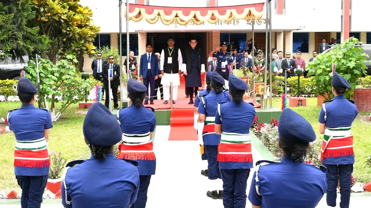 কুড়িগ্রামের সোনাহাট স্থলবন্দরে ভুটানের রাজা জিগমে খেসার নামগুয়েল ওয়াংচুককে বিদায় জানান নৌপরিবহন প্রতিমন্ত্রী খালিদ মাহমুদ চৌধুরী। ছবি : কালবেলা