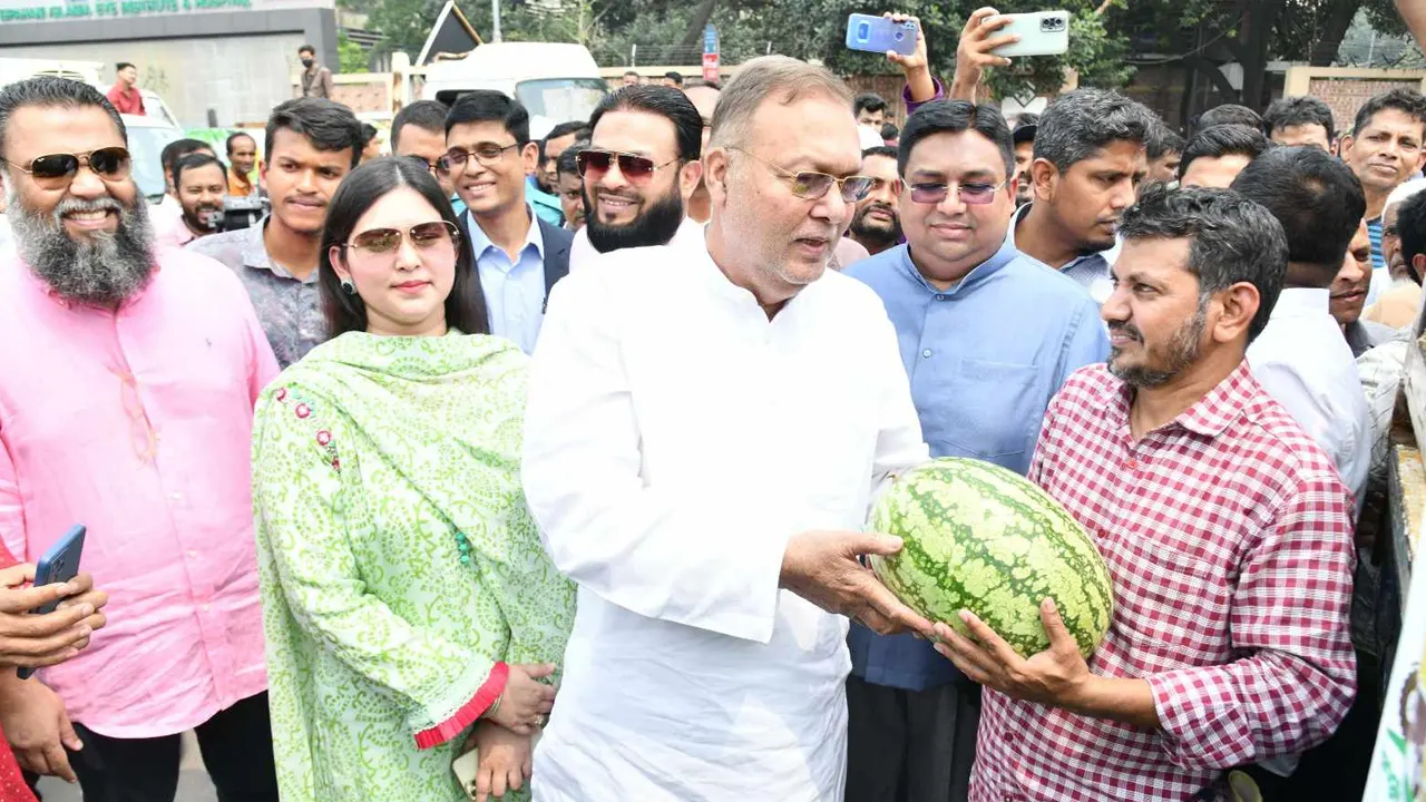 রাজধানীর বঙ্গবন্ধু চত্বরে চলছে তরমুজ বিক্রির কার্যক্রম। ছবি : কালবেলা