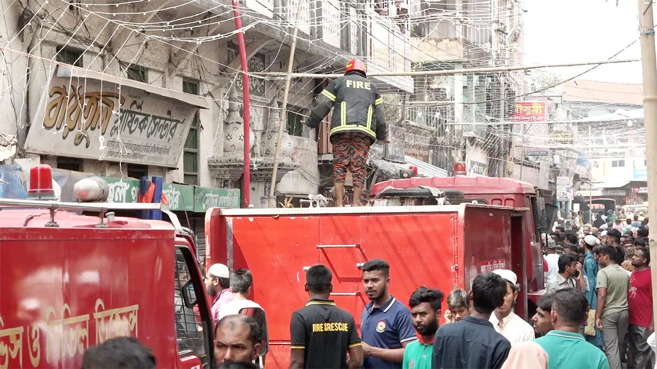 আগুন নিয়ন্ত্রণে কাজ করছে ফায়ার সার্ভিস ও সিভিল ডিফেন্সের তিনটি ইউনিট। ছবি : কালবেলা