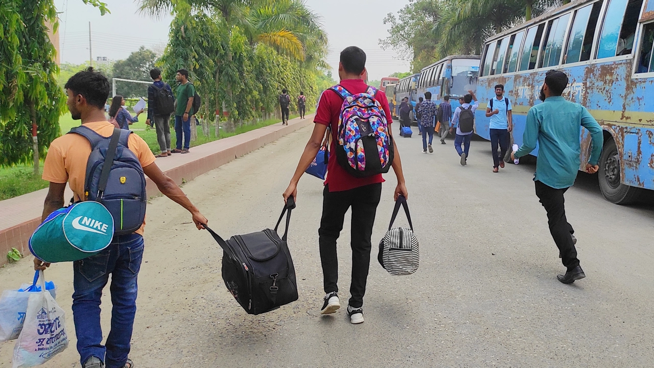 ক্যাম্পাস ছাড়ছেন যশোর বিজ্ঞান ও প্রযুক্তি বিশ্ববিদ্যালয়ের শিক্ষার্থীরা। ছবি : কালবেলা