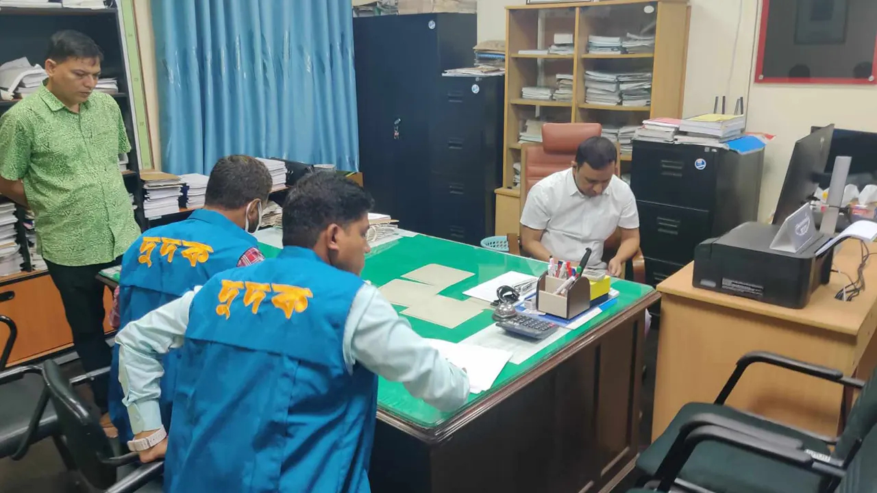 চট্টগ্রামে রেলওয়ে পূর্বাঞ্চলে অভিযান চলাকালে দুদক কর্মকর্তরা। ছবি : কালবেলা