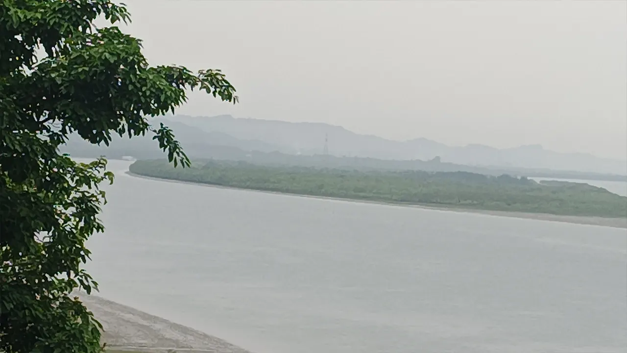 নাফনদীর মাঝে জালিয়ার দীপ। ছবি : কালবেলা