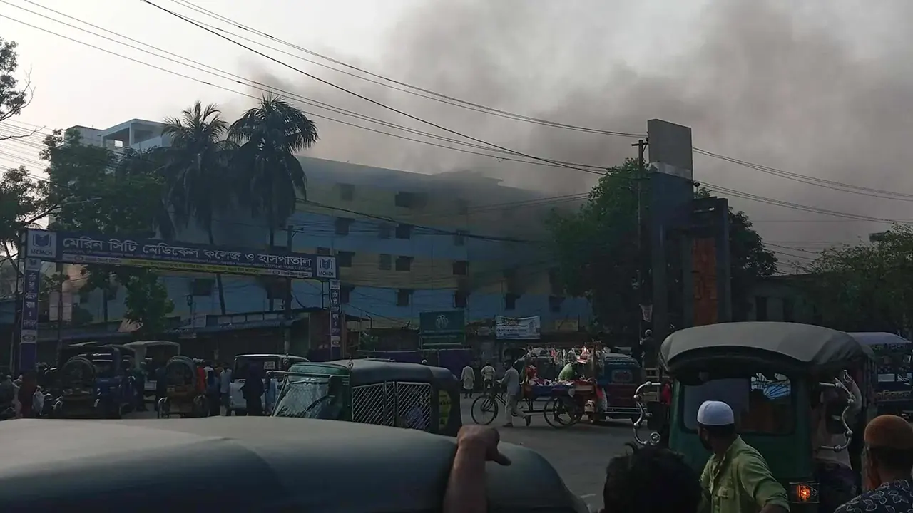 জুতার কারখানায় আগুন নিয়ন্ত্রণে। ছবি : কালবেলা