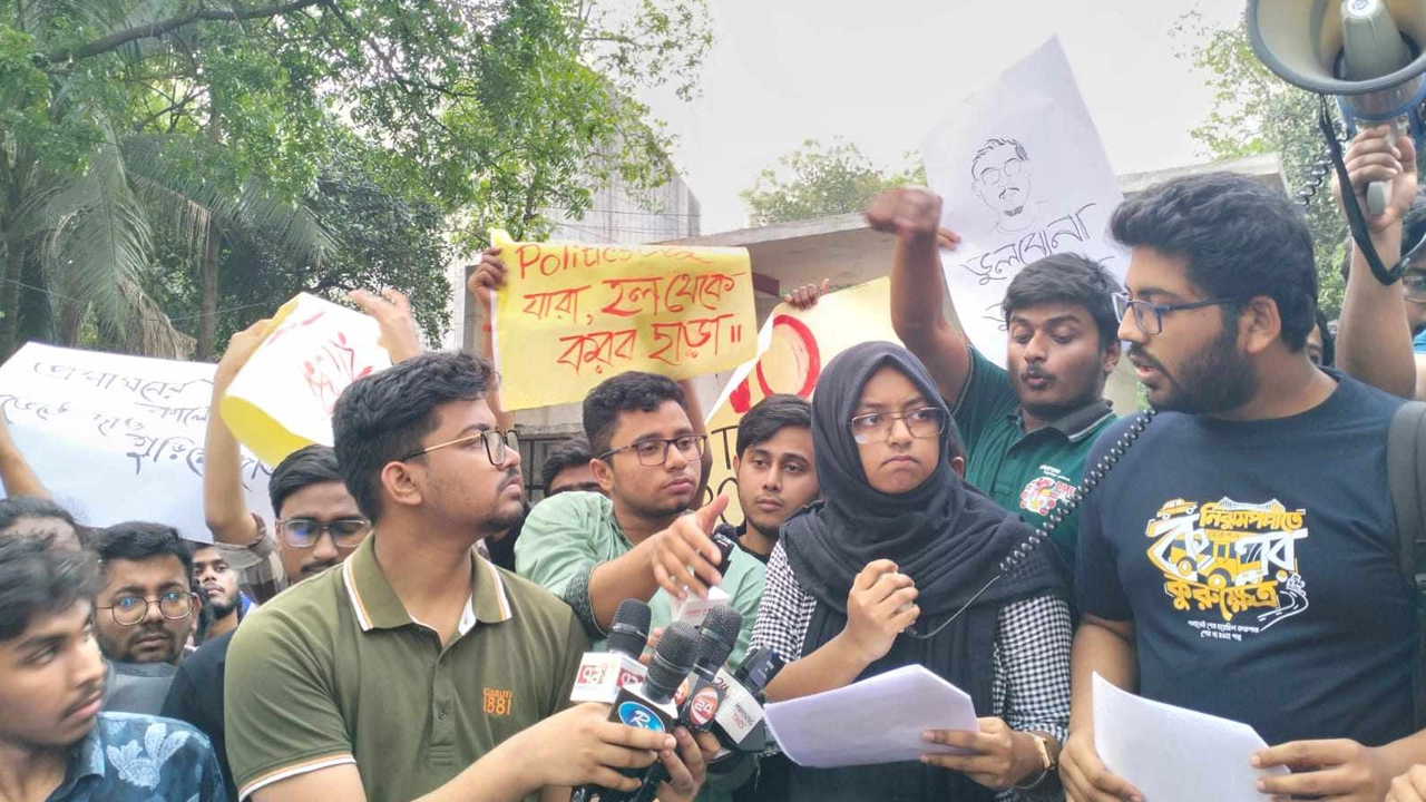 বুয়েট শহীদ মিনারের পাদদেশে সংবাদ সম্মেলন করেছে সাধারণ শিক্ষার্থীরা। ছবি : কালবেলা