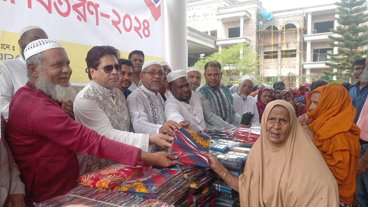 রূপায়ণ গ্রুপের পক্ষ থেকে যাকাত সামগ্রী বিতরণ। ছবি : সংগৃহীত