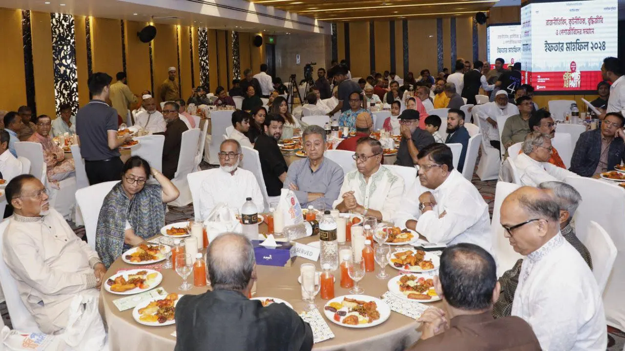 রাজনীতিবিদ, কূটনীতিক ও নাগরিক সমাজের প্রতিনিধিদের সম্মানে এবি পার্টির ইফতার মাহফিল অনুষ্ঠিত হয়েছে।  ছবি : কালবেলা
