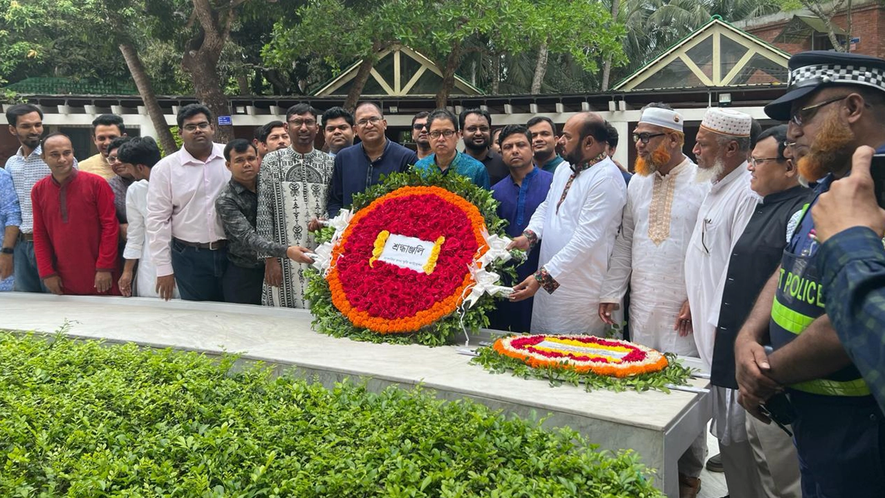 টুঙ্গিপাড়ায় জাতির পিতা বঙ্গবন্ধুর সমাধিসৌধে জাকারিয়া স্বপন স্মৃতি ফাউন্ডেশনের শ্রদ্ধা। ছবি : কালবেলা