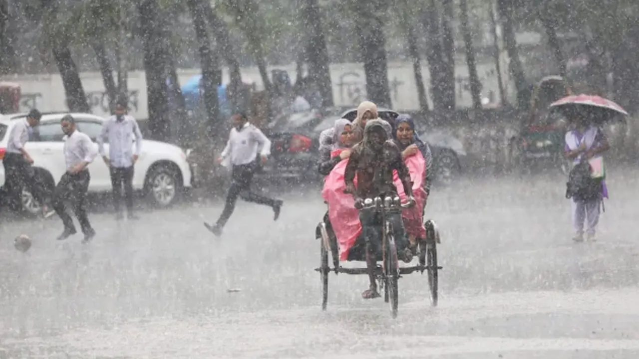 রাস্তায় বৃষ্টির মধ্যেই কয়েকজন শিক্ষার্থী মেতে উঠেছেন ফুটবল খেলায়। পুরোনো ছবি