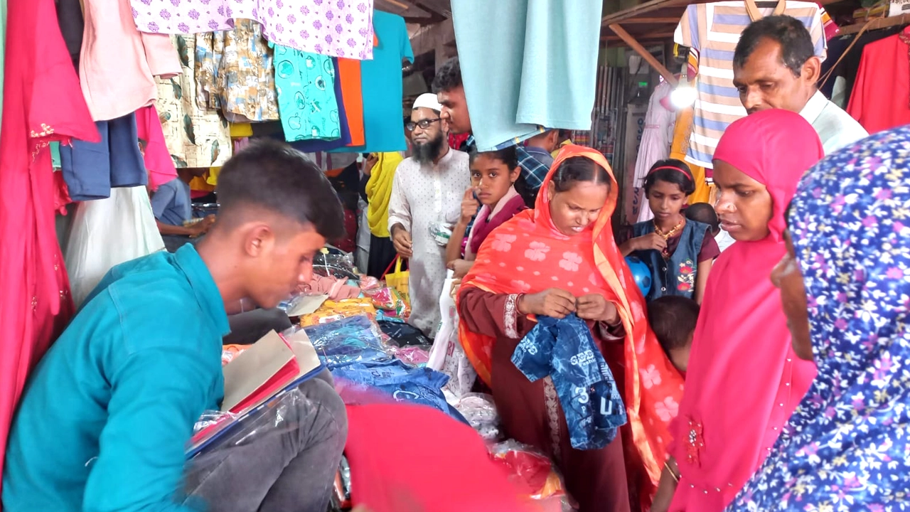 তাড়াশের স্থানীয় হাটবাজারের দোকানগুলোতে ক্রেতাদের উপচেপড়া ভিড়। ছবি : কালবেলা