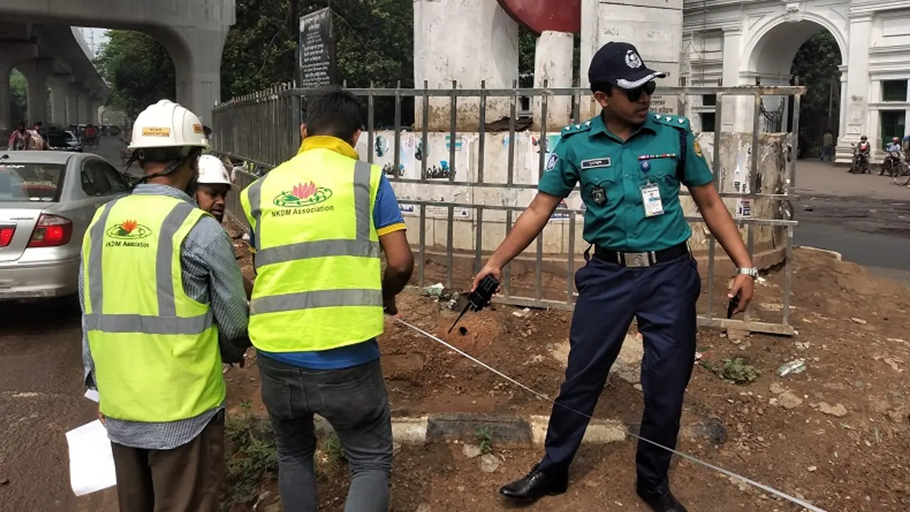 হাইকোর্ট ক্রসিংয়ের বামের লেনে আইল্যান্ড নির্মাণে ম্যাপিং করছে ডিএমপি। ছবি : সংগৃহীত