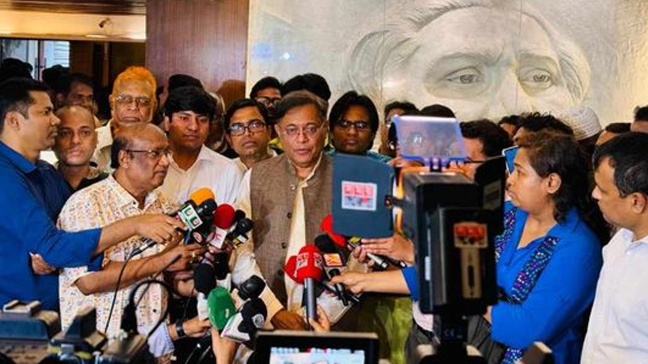 রংপুর বিভাগের আওয়ামী লীগ নেতাদের সঙ্গে দলের কেন্দ্রীয় নেতাদের বৈঠক শেষে সাংবাদিকদের সঙ্গে কথা বলেন ড. হাছান মাহমুদ। ছবি : কালবেলা
